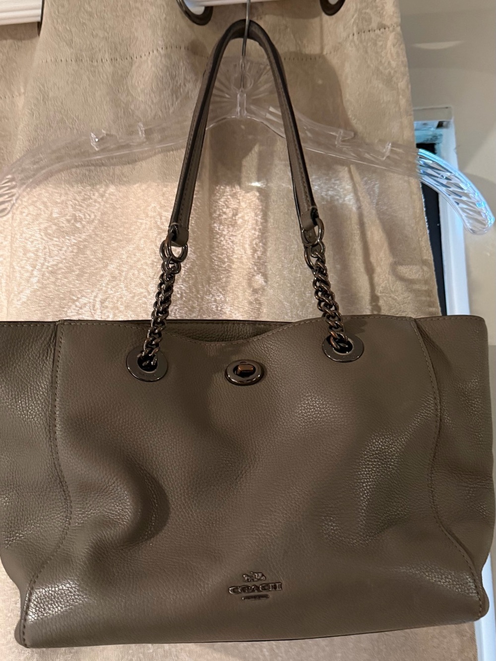 Coach super rare color Pebbled Leather Chain-Accent Tote